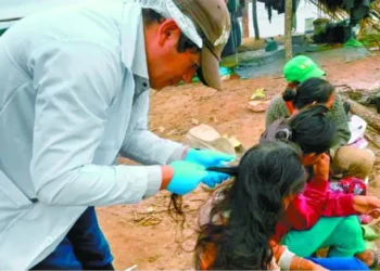 Médicos realizan la revisión en pueblos indígenas. FOTO: CEPILAB