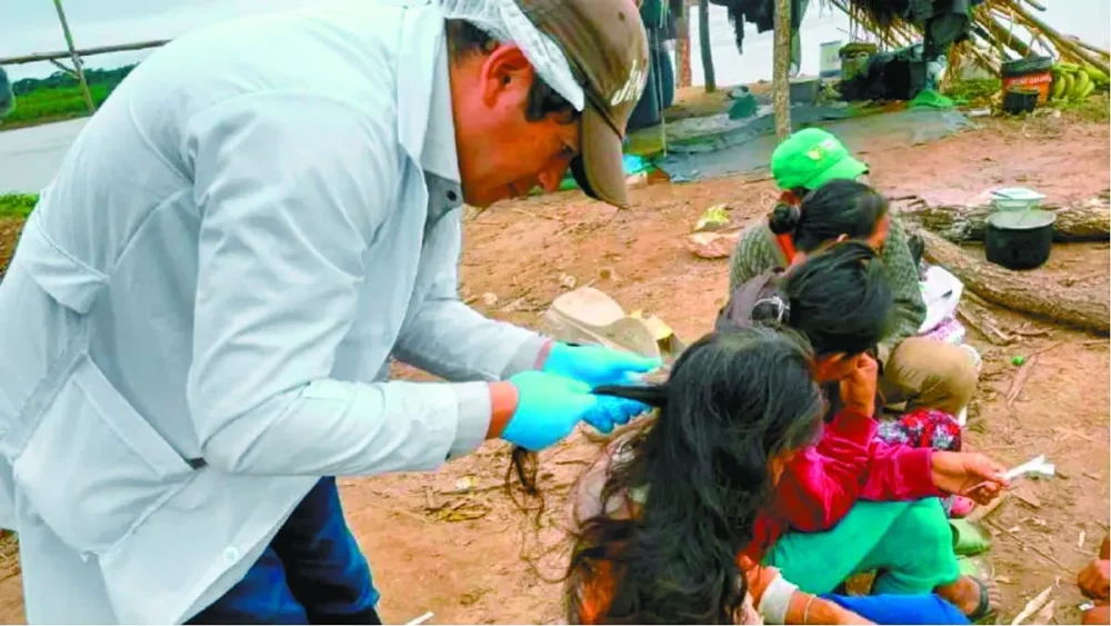 Médicos realizan la revisión en pueblos indígenas. FOTO: CEPILAB