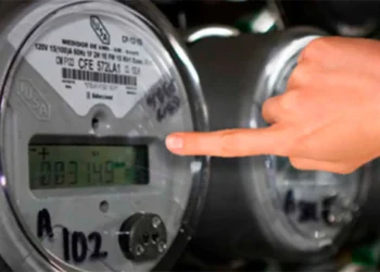 Un medidor de luz registra cuánta energía eléctrica consumen los hogares. Foto: CRE