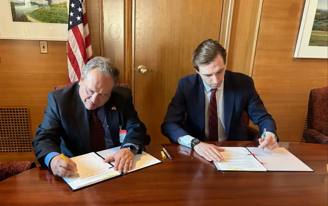 El ministro de Minería de Bolivia y el vicesecretario estadounidense para Asuntos Económicos, Energéticos y Empresariales de EEUU.
