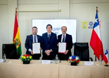 La firma del acuerdo en el aeropuerto cruceño. Foto: Ministerio de Obras Públicas