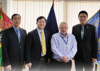 Jaime Machicao Roca junto a la delegación de la empresa china. Foto: Naabol