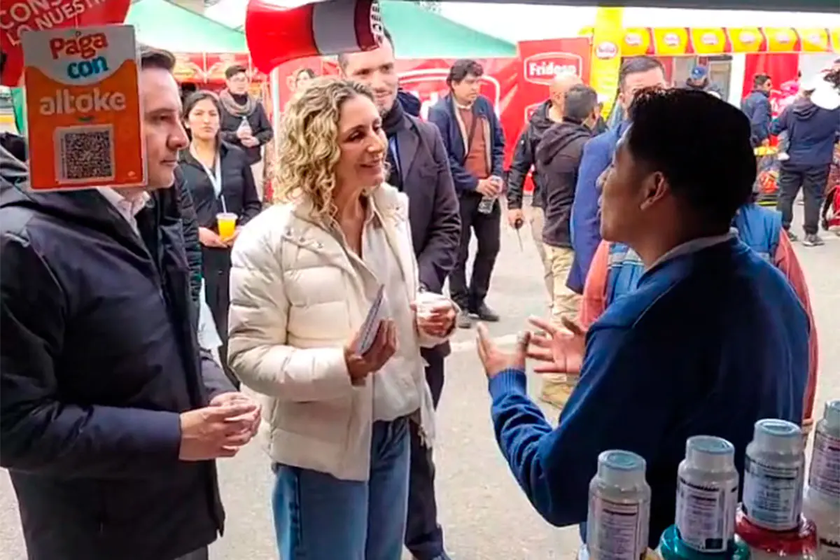 María Elena Urquidi conversa con un expositor en la feria. Foto: Ministerio de Desarrollo Productivo