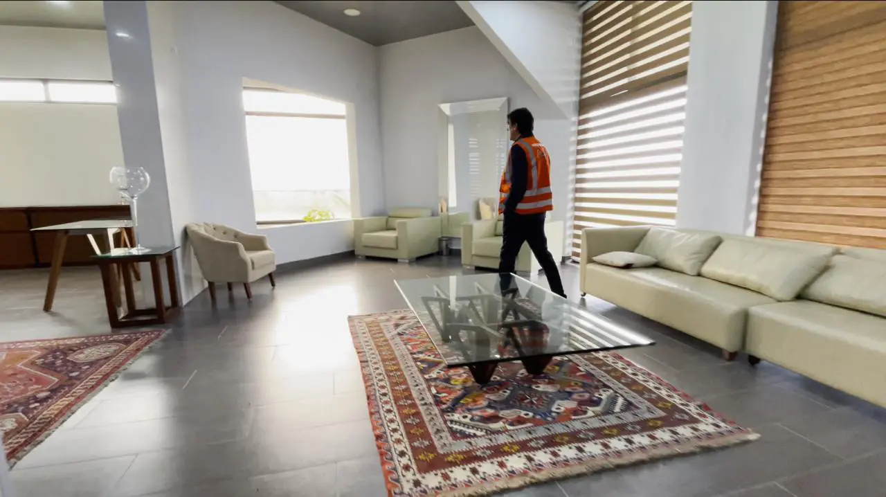 ‘Con saunas y bares’: Paz cuestiona ‘hangares de lujo’ de exautoridades