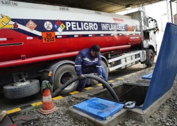 Control de calidad de combustibles en la planta de Senkata. Foto: YPFB