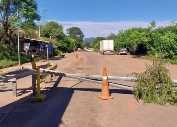 Bloqueo en la vía hacia el chacho cerca de la estación de peaje. Foto: Vías Bolivia