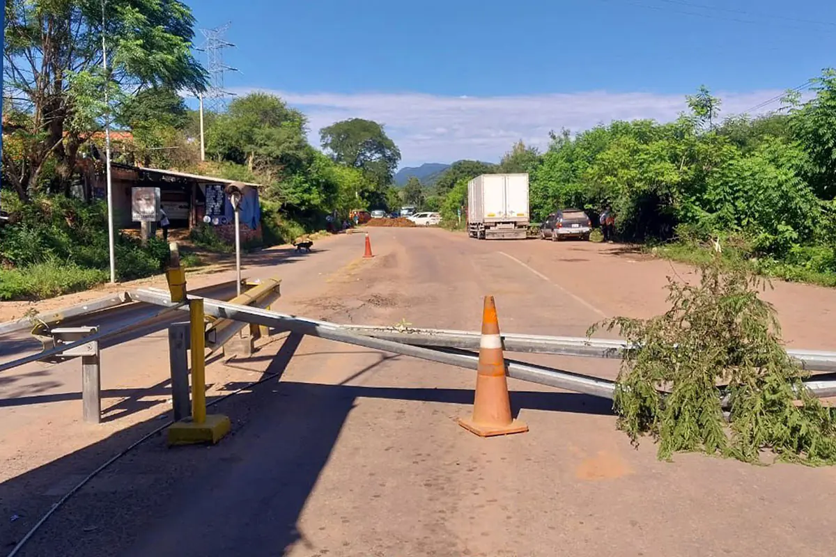 Transportistas toman peaje en Tarija y bloquean ruta hacia el chaco