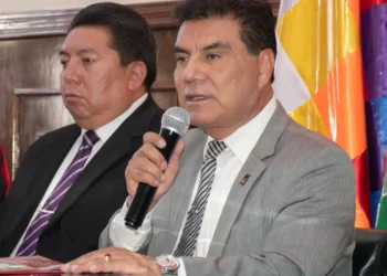 El gobernador de Oruro Johnny Franklin Vedia Rodríguez (der.) en rueda de prensa. Foto: Gobernación de Oruro