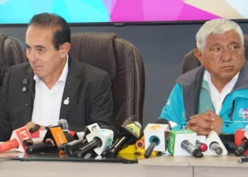 El alcalde electo de La Paz, César Dockweiler, y el actual alcalde Iván Arias. FOTO: GAMLP