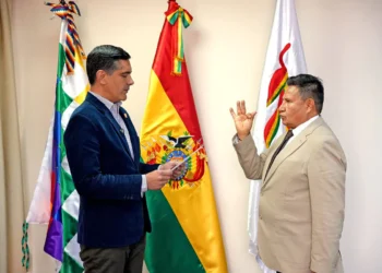 El ministro Oscar Mario Justiniano toma juramento al nuevo titular de Misicuni. Foto: Min. de Desarrollo Productivo