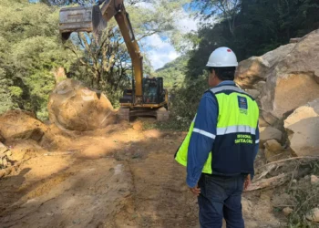 Maquinaria pesada retiró las rocas que obstruían la vía/ABC