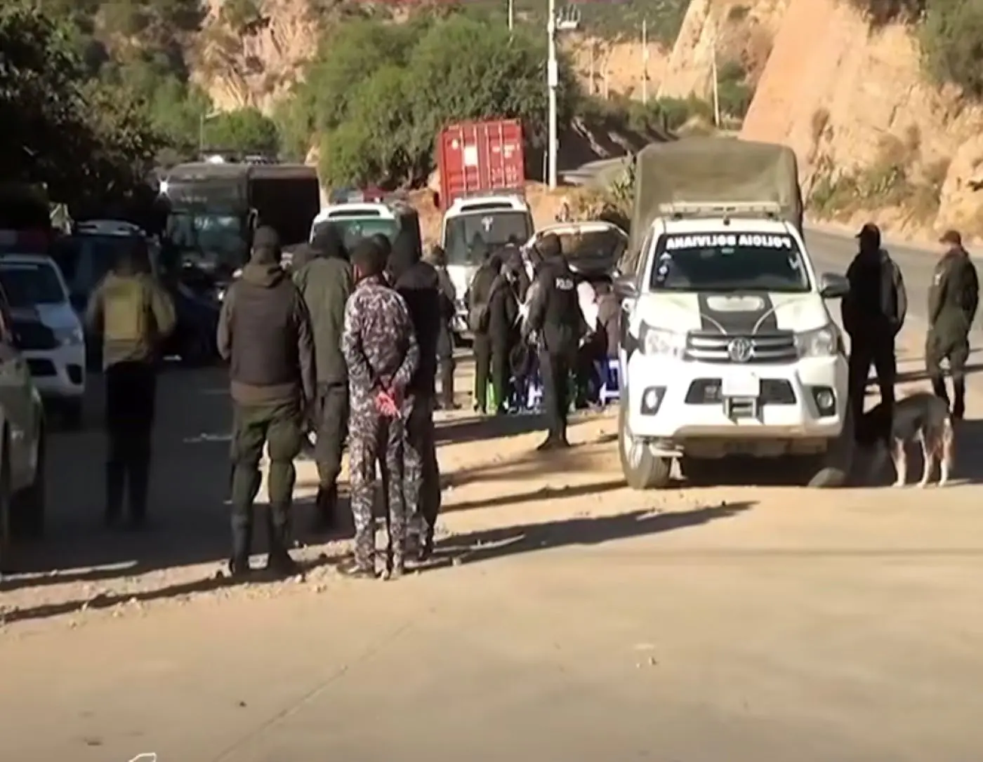 Efectivos policiales y militares instalaron un punto de control en el puente de Parotani. FOTO: RRSS