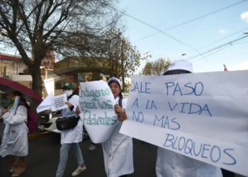 Marcha de 'mandiles blancos' recorren por el centro paceño. FOTO: APG
