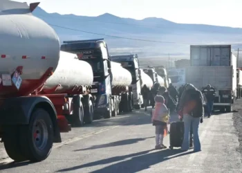 Cisternas con combustible varadas en bloqueos. FOTO: APG