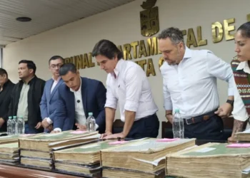 Entrega de documentos del Mercado Mutualista de Santa Cruz. FOTO: GAMC