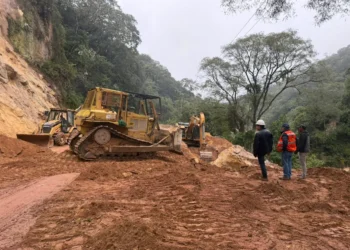Se retiró varias rocas que obstruían la via/ABC