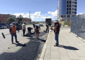Bacheo masivo calles de la ciudad de El Alto.
Foto Gamea