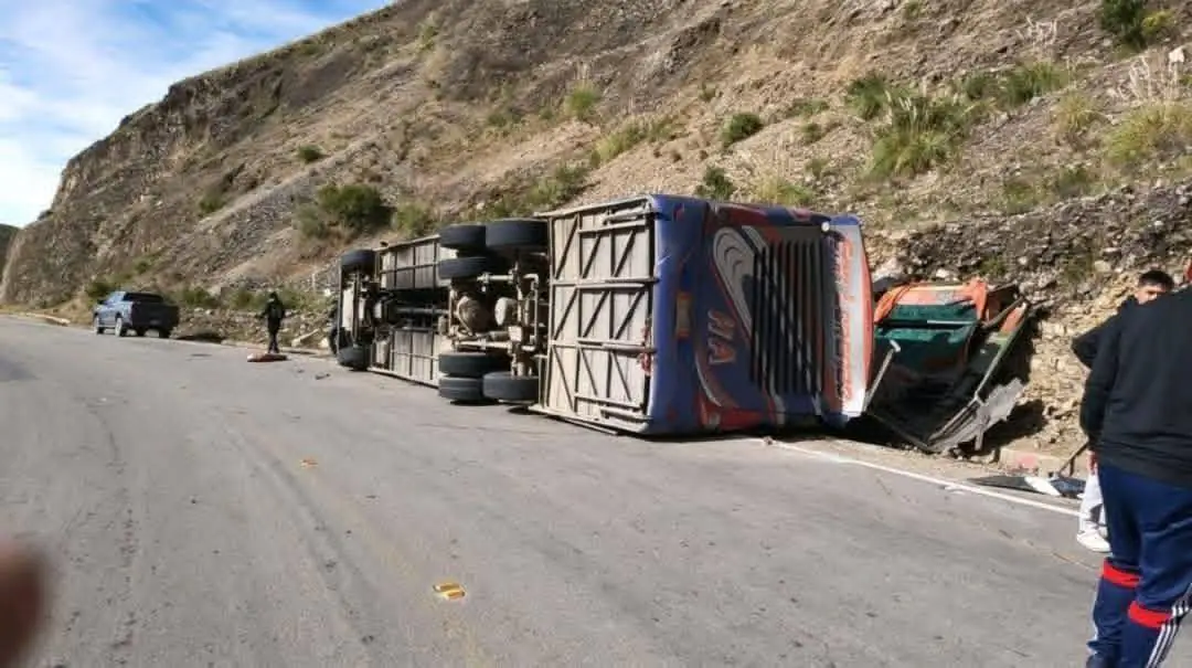 Accidente de bus deja al menos tres muertos en Tarija