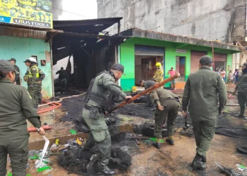 Efectivos de la Policía realizan tareas de sofocación. FOTO: RRSS