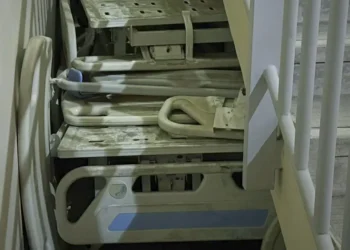 Se encontró camas debajo de las gradas en lugar de ser reparadas/RRSS