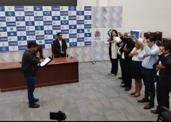 El gobernador Leonardo Loza posesiona a su gabinete. Foto: Gobernación de Cochabamba