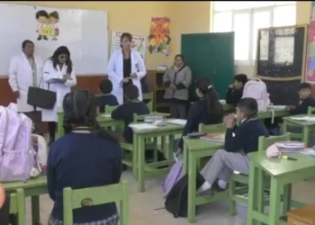 Personal del Sedes de Oruro realizó viistas en colegios donde evidenció ausentismo y escolares enfermos en aulas. FOTO: RRSS