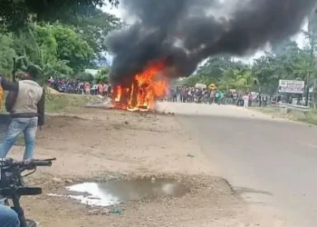El vehículo fue incendiado/RRSS