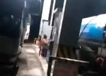 Captura del video en el que se denuncia el desvío de combustible.