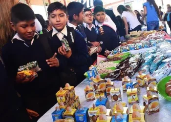 Estudiantes consumen el desayuno escolar. FOTO: AMUN