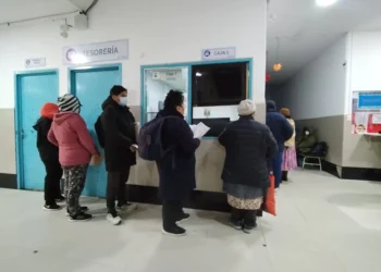 Pacientes recabaron fichas para atención médica. FOTO: GAMEA