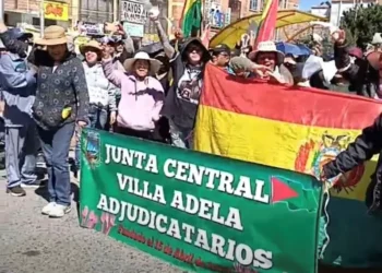 Vecinos de Villa Adela se organizan ante amenazas de saqueos. FOTO: Captura