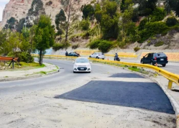 Alcaldía paceña rehabilita la vía Kantutani .
Foto GAMLP