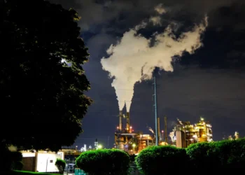 La refinería Bayway se ve de noche en Linden, Nueva Jersey/AFP