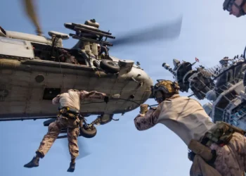 Infantes de marina estadounidenses descendiendo en rápel desde un MH-60S Sea Hawk/AFP
