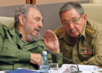 Raúl Castro junto a su hermano Fidel/AFP