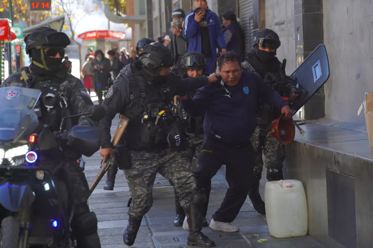 La Policía aprehende a un mienro que lanzó dinamita a los efectivos.
Foto: APG