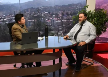 Cristian Zambrana, gerente del Automóvil Club Boliviano en el programa Piedra, Papel y Tinta