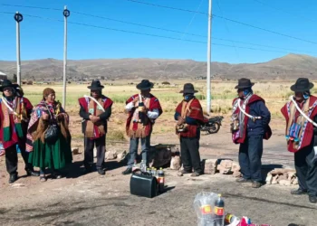 Comunarios bloquean la ruta hacia la localidad fronteriza de Desaguadero.
Foto: Red TV. Provincia Ingavi - La Paz