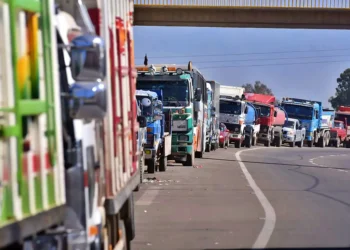 Camiones varados en medio de la carretera durante la presente gestión. Foto: Archivo
