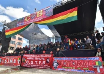 Tarima instalada para el cabildo de la COB, al frente de la estación de la línea Roja de Mi Teleférico, en El Alto.
Foto: APG