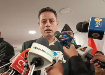 Edmand Lara visita el piquete de huelga de Ana Crispín. Foto: RRSS.