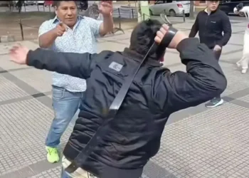 El evista Reynaldo Ezequiel pelea con un ciudadano cruceño.
Foto: RRSS