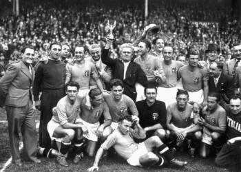La Selección de Italia bicampeona del mundo en 1938 en las afueras de Paris (AFP)