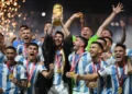 El astro argentino Lionel Messi levanta el trofeo en Qatar 2022, el tercer título de Argentina (AFP).