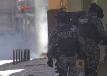 Policías dispersaron a los mineros que con violencia intentaron entrar a la plaza Murillo.
Foto: RRSS
