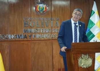 El ministro José Gabriel Espinoza en una conferencia de prensa. Foto: APG