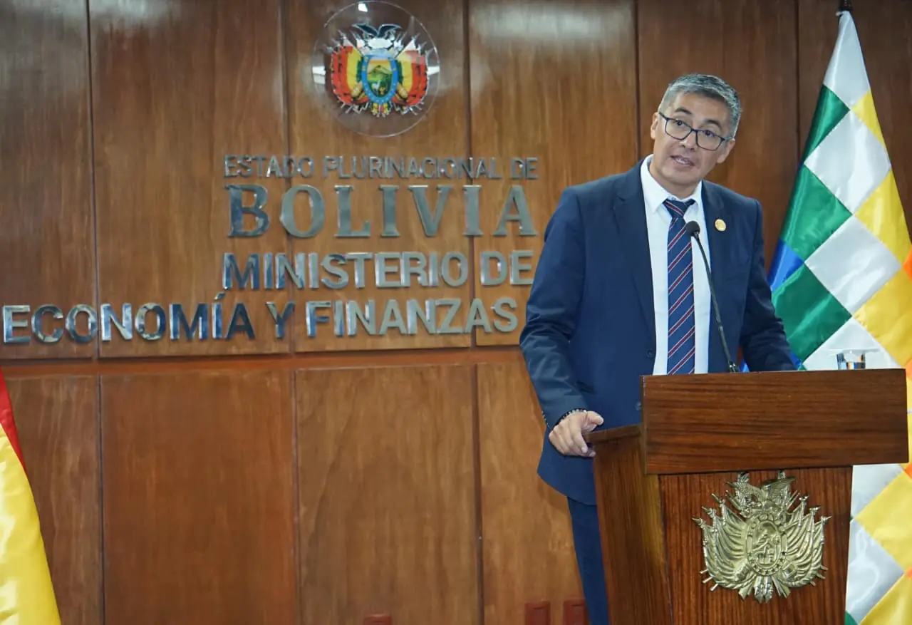 El ministro José Gabriel Espinoza en una conferencia de prensa. Foto: APG