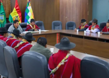 El alcalde de El Alto y comunarios en reunión
Foto Gamea