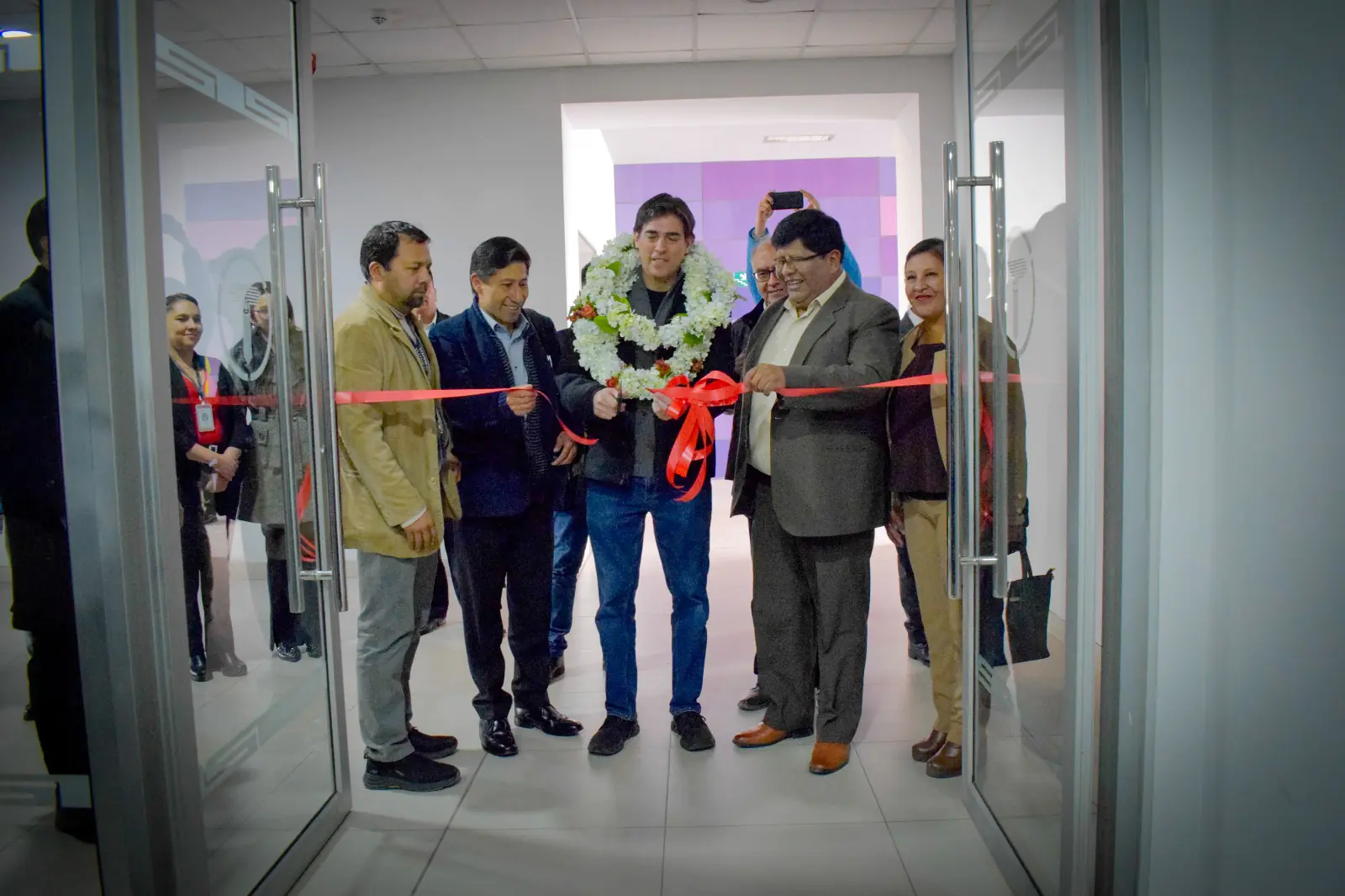 El ministro de Obras Públicas, Mauricio Zamora, inaugura las oficinas junto al alcalde de El Alto, Eliser Roca. FOTO: Obras Públicas