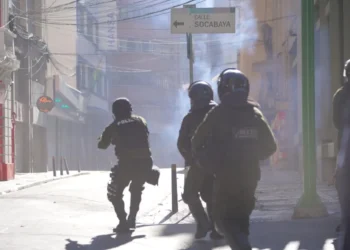 Policías gasifica a los mineros movilizados, que atacaron a efectivos pcon cachorros de dinamita.
Foto: APG